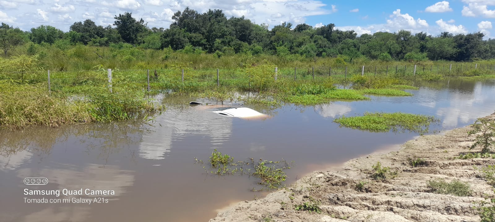 INGENIERO CHANURDIE: PERDIO EL CONTROL DE SU AUTO Y TERMINO EN LA CUNETA Y BAJO EL AGUA