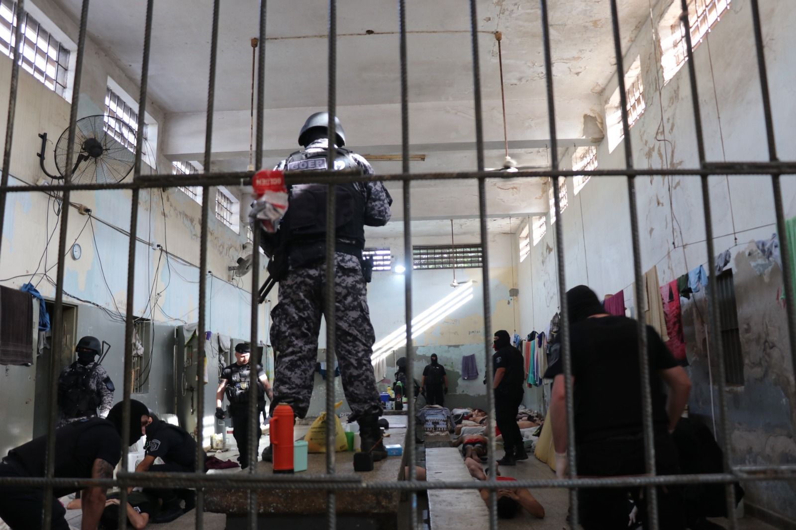 Trasladaron a la cárcel de Las Flores a 25 detenidos que estaban en la Alcaidía de Rafaela