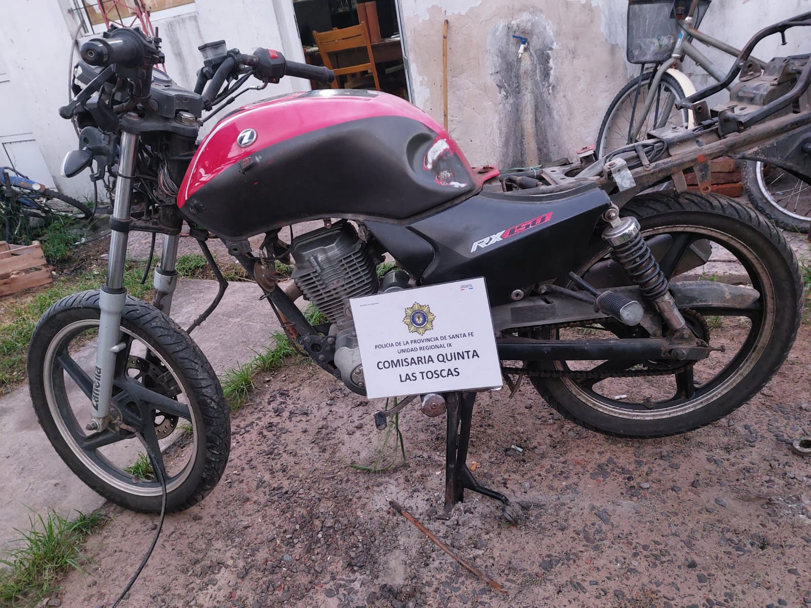 LAS TOSCAS: POLICIA RECUPERA MOTOCICLETA ROBADA SIN ASIENTO Y FARO