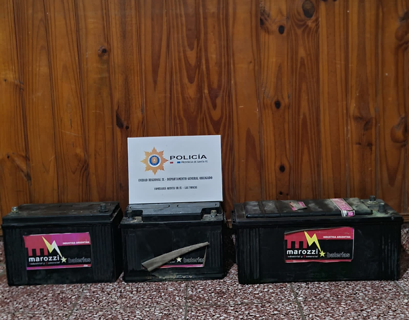 LAS TOSCAS: POLICIA RECUPERA BATERIAS ROBADAS