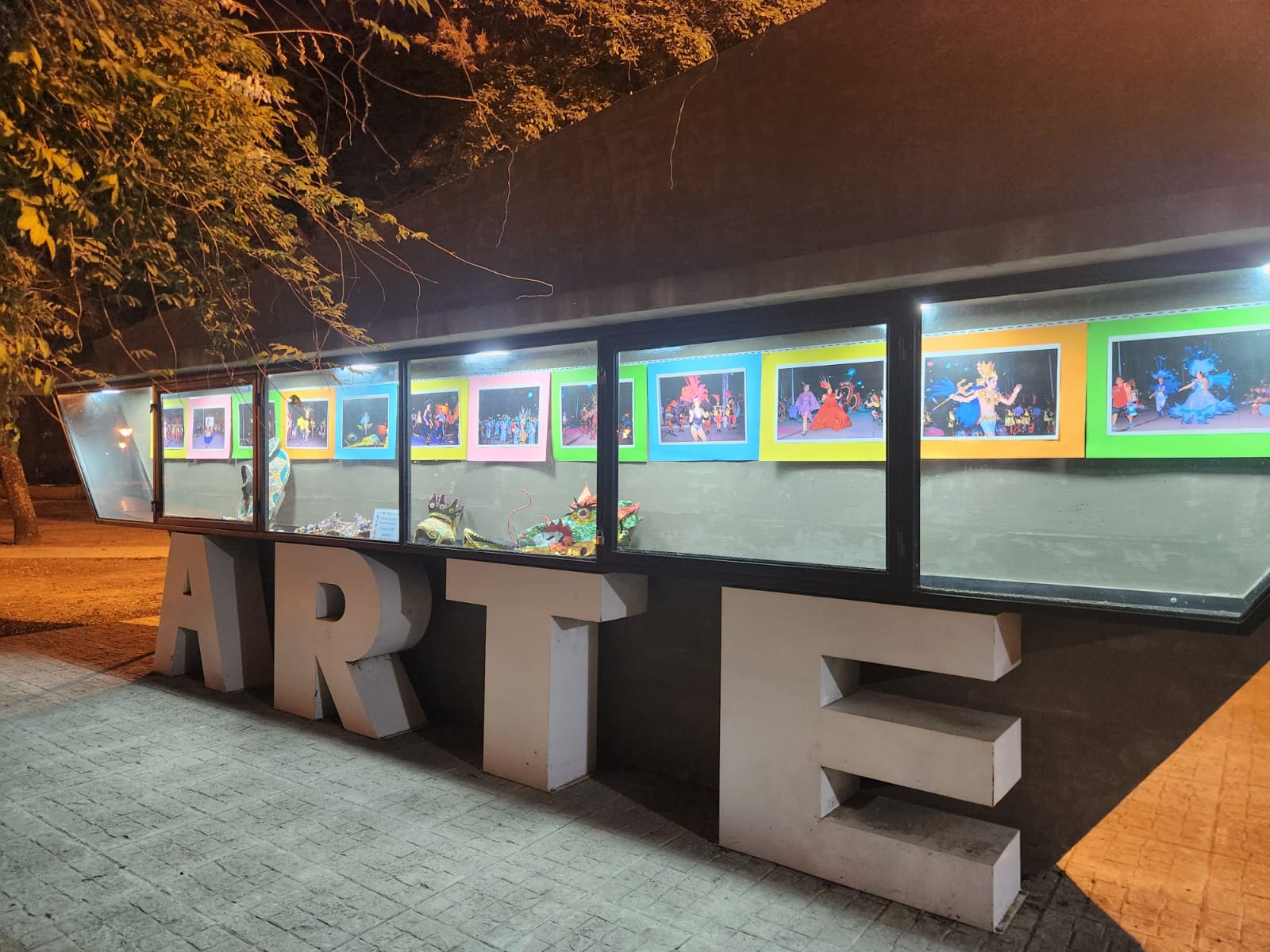 VIILA OCAMPO: RENOVACIÓN DE LA VIDRIERA DEL ARTE DE PLAZA BELGRANO