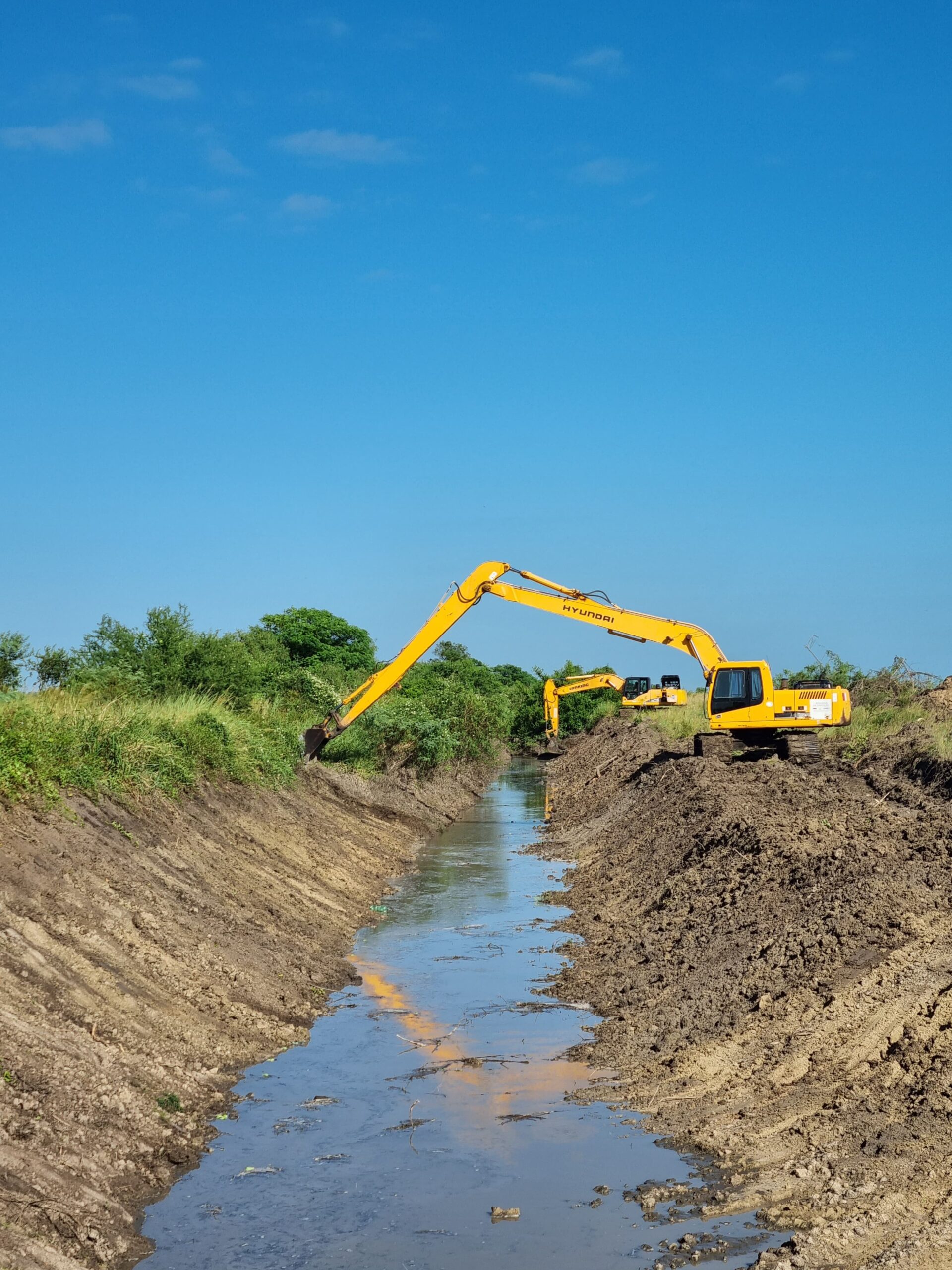 VILLA OCAMPO: CONTINÚA A BUEN RITMO LA LIMPIEZA DEL COLECTOR “EL MANOLO”