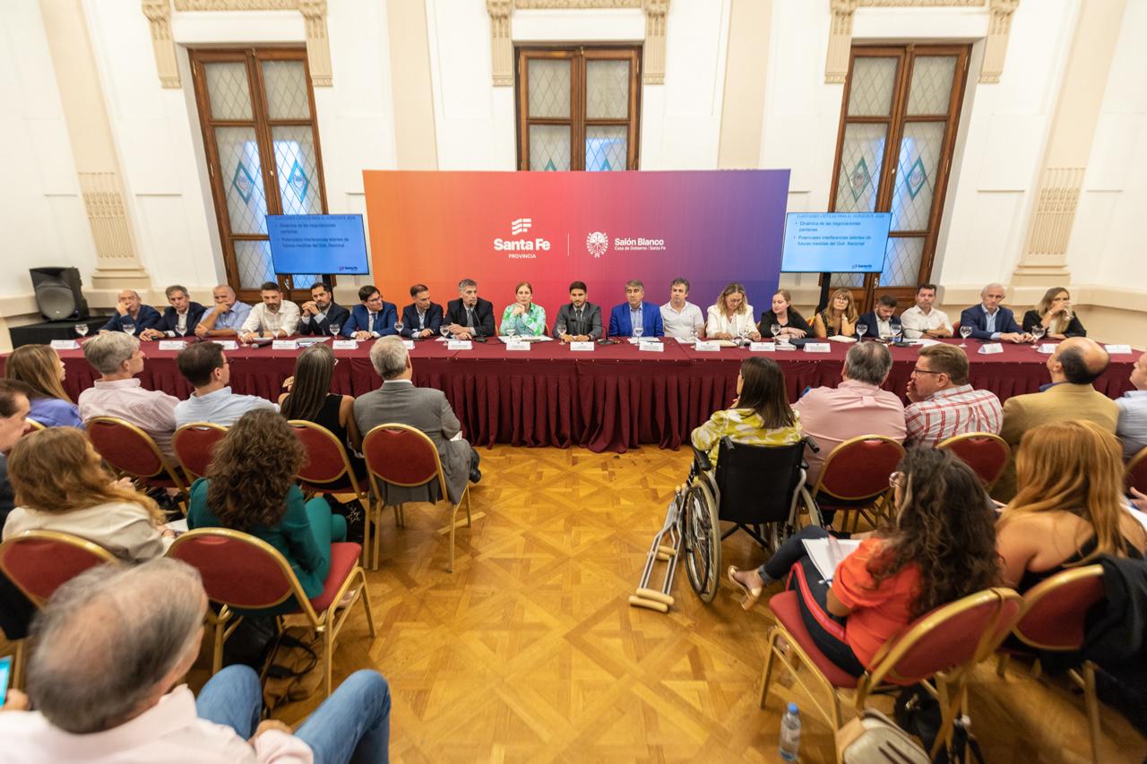 Pullaro encabezó una reunión de gabinete ampliado con legisladores