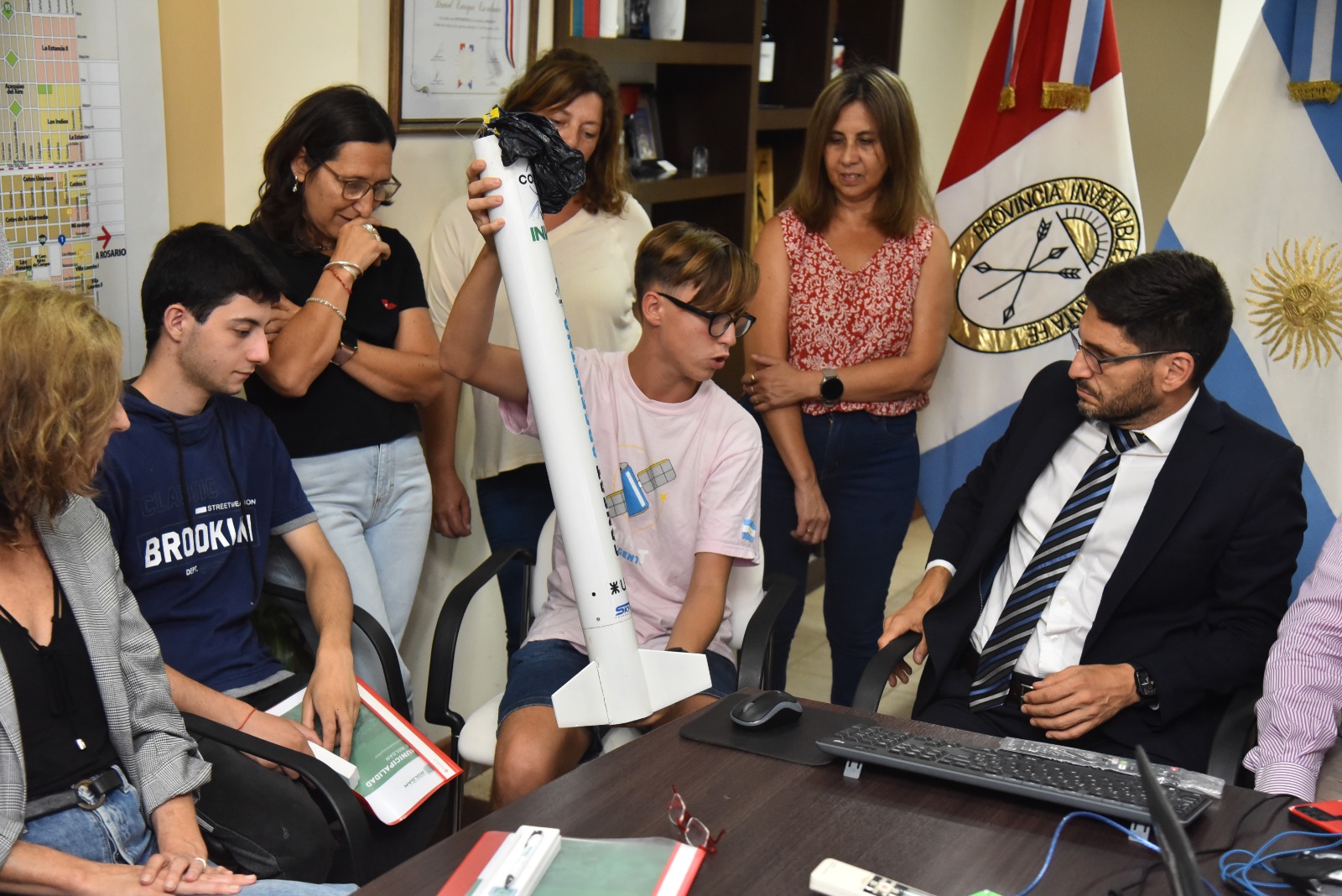 El Gobernador reconoció a los jóvenes del Club de Ciencias de la Escuela Técnica de Roldán