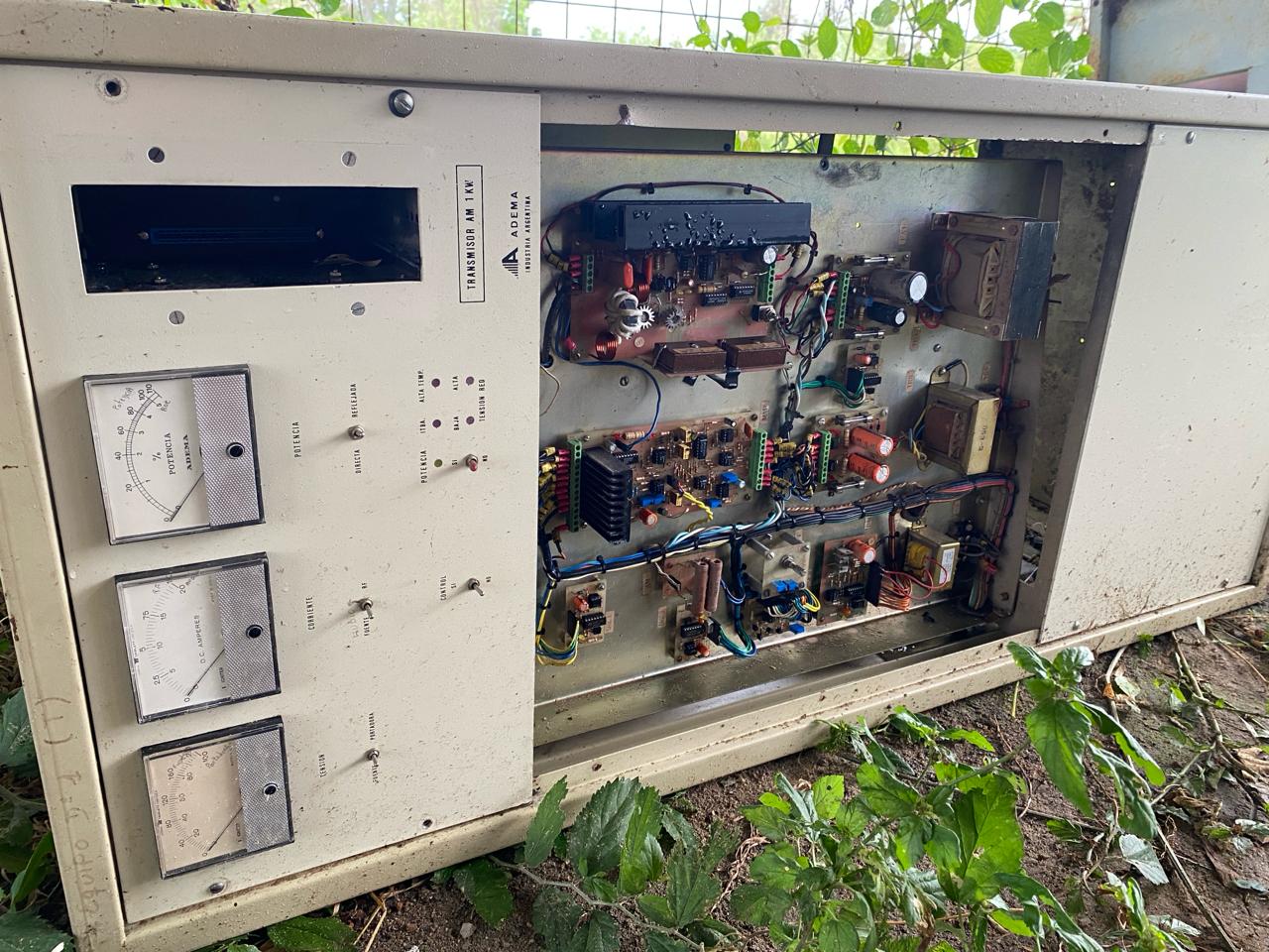 Millonario robo y destrozos nuevamente en la antena de Radio Amanecer .