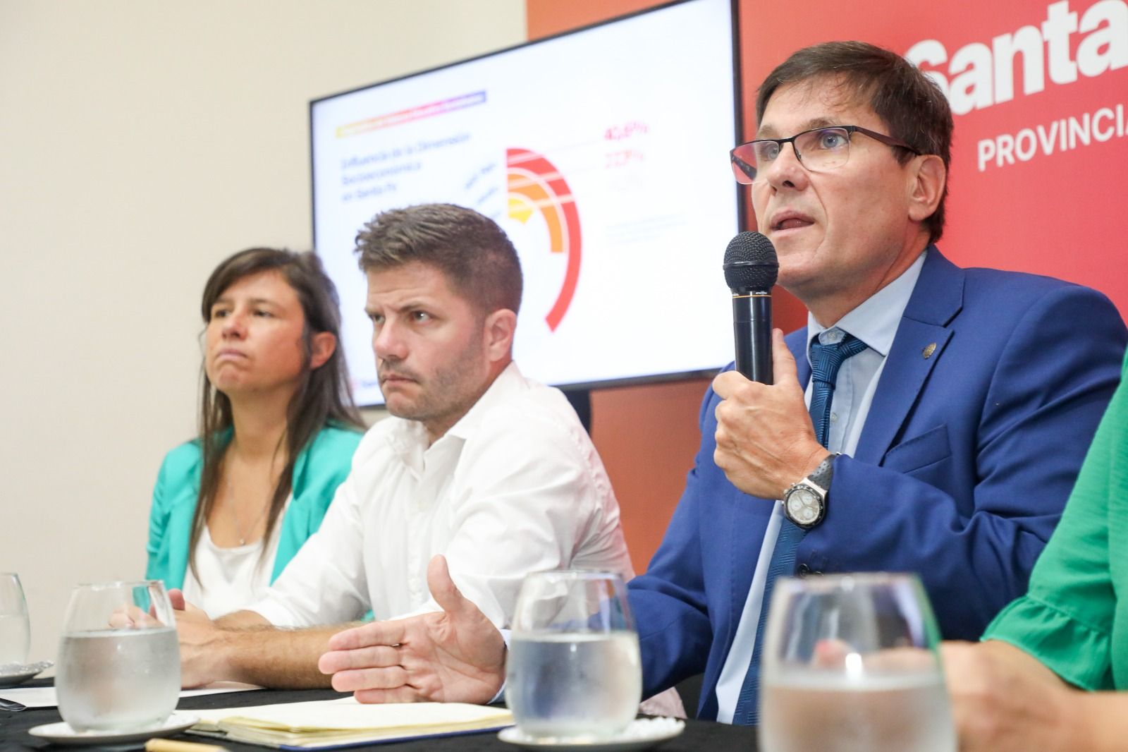 El ministro de Educación, José Goity, acompañado por parte de su equipo y por el secretario General de la gobernación, Juan Cruz Cándido, lanzarán una convocatoria a un acuerdo por la alfabetización.