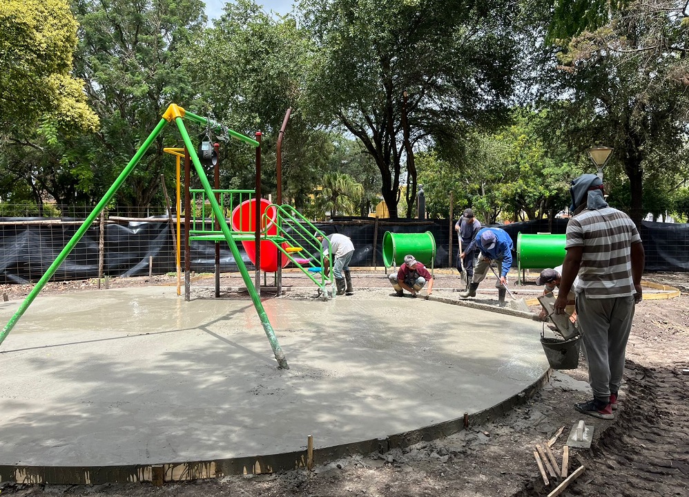VILLA OCAMPO: AVANZA LA OBRA DE LOS NUEVOS JUEGOS EN PLAZA BELGRANO
