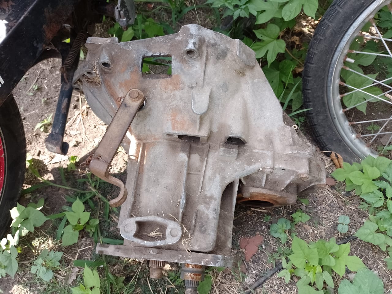 VILLA OCAMPO: DOS PERSONAS ESTABAN ROBANDO UNA CAJA DE TRANSMISIÓN DE ALUMINIO.