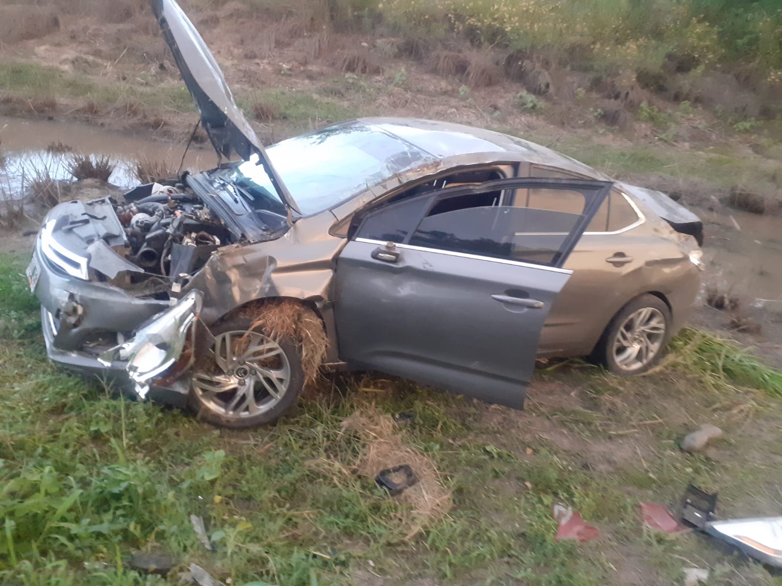 VILLA OCAMPO: DESPISTE Y VUELCO EN RUTA 11.