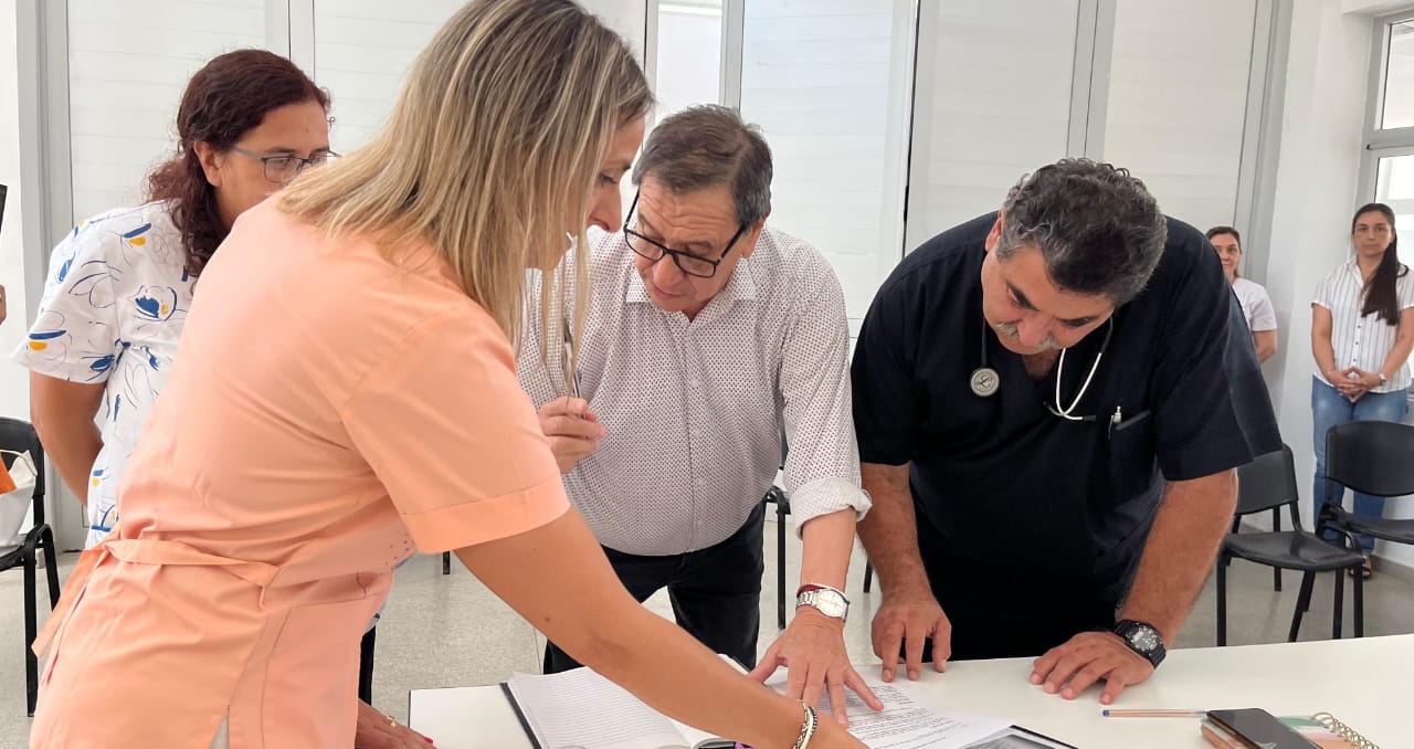 Las Toscas: La coordinadora de salud, doctora Luciana Ramoa, puso en funciones al nuevo director del Hospital doctor Walter Delssín.