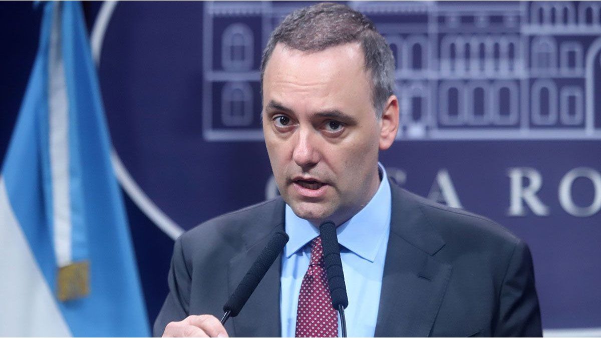 Adorni anunció una inversión privada de 550 millones de dólares para la construcción de un puerto agroindustrial en Timbúes