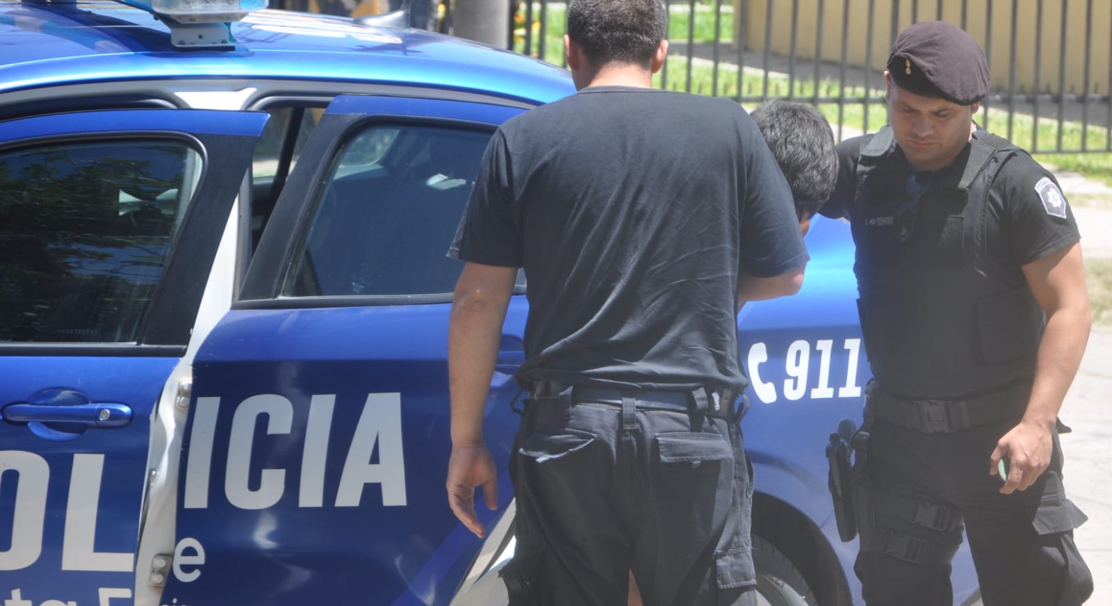 LAS TOSCAS: Un malviviente tosquense de 19 años de edad, agredió a puñetazos a una mujer policía que lo estaba identificando.