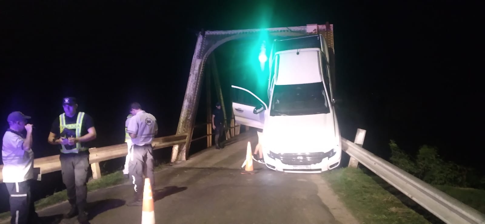 AVELLANEDA:  QUISO EVADIR EL CONTROL POLICIAL Y TERMINÓ TREPADO AL PUENTE .