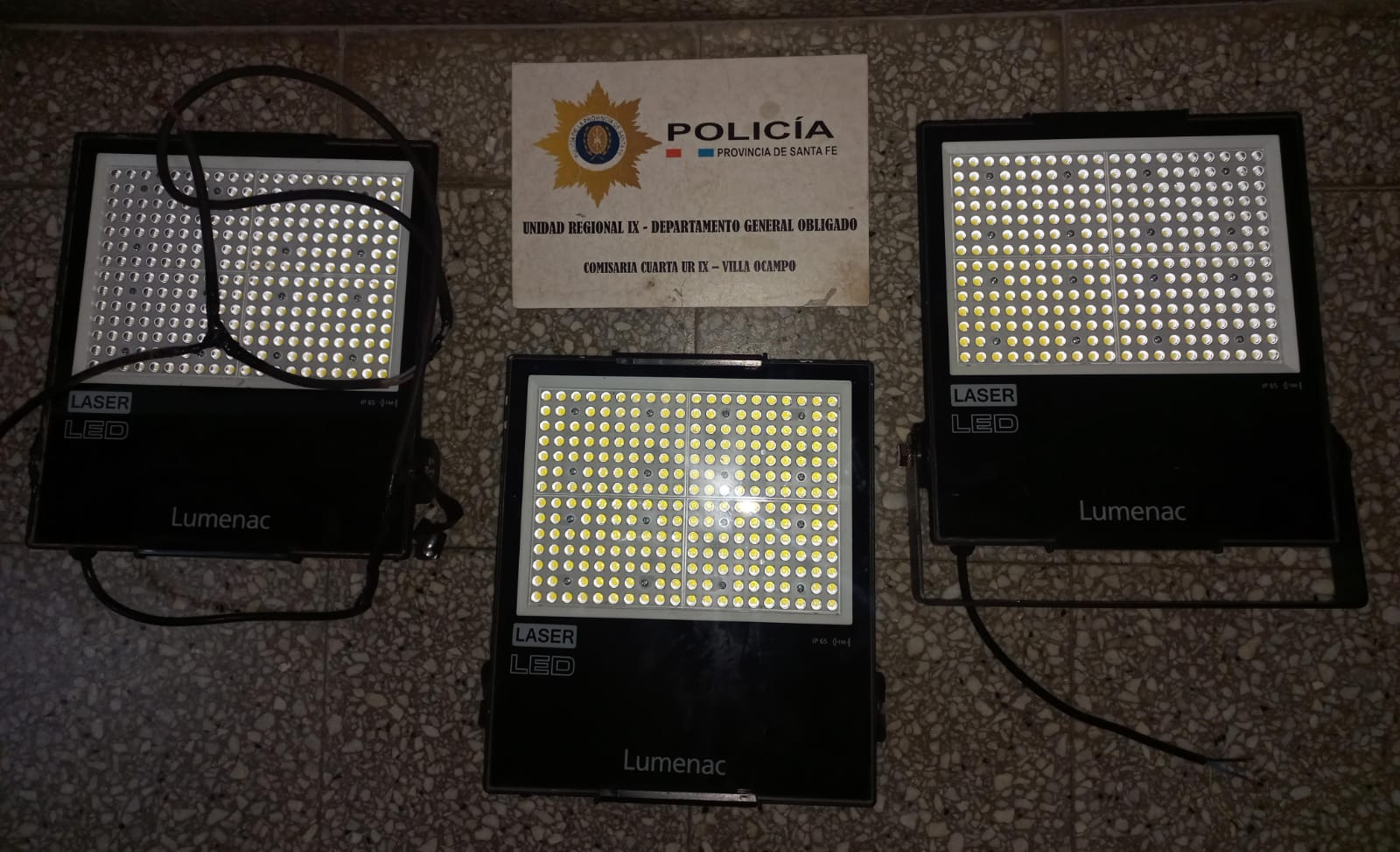 VILLA OCAMPO: MAS ROBOS, AHORA ROBARON TRES REFLECTORES LED AL ESTADIO OCAMPO FABRICA.