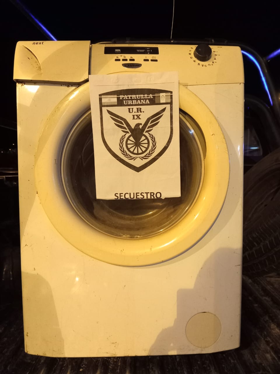 LAS TOSCAS: LA POLICIA ATRAPO A DOS LADRONES QUE ESTABAN ROBANDO UN LAVARROPAS.