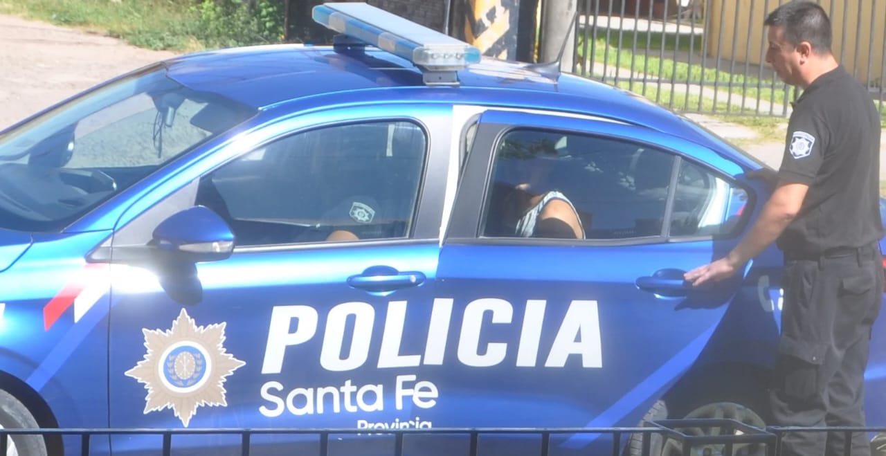 La policía de Las Toscas, detuvo a un masculino luego de saltar el muro, ingresó a robar a la municipalidad local.