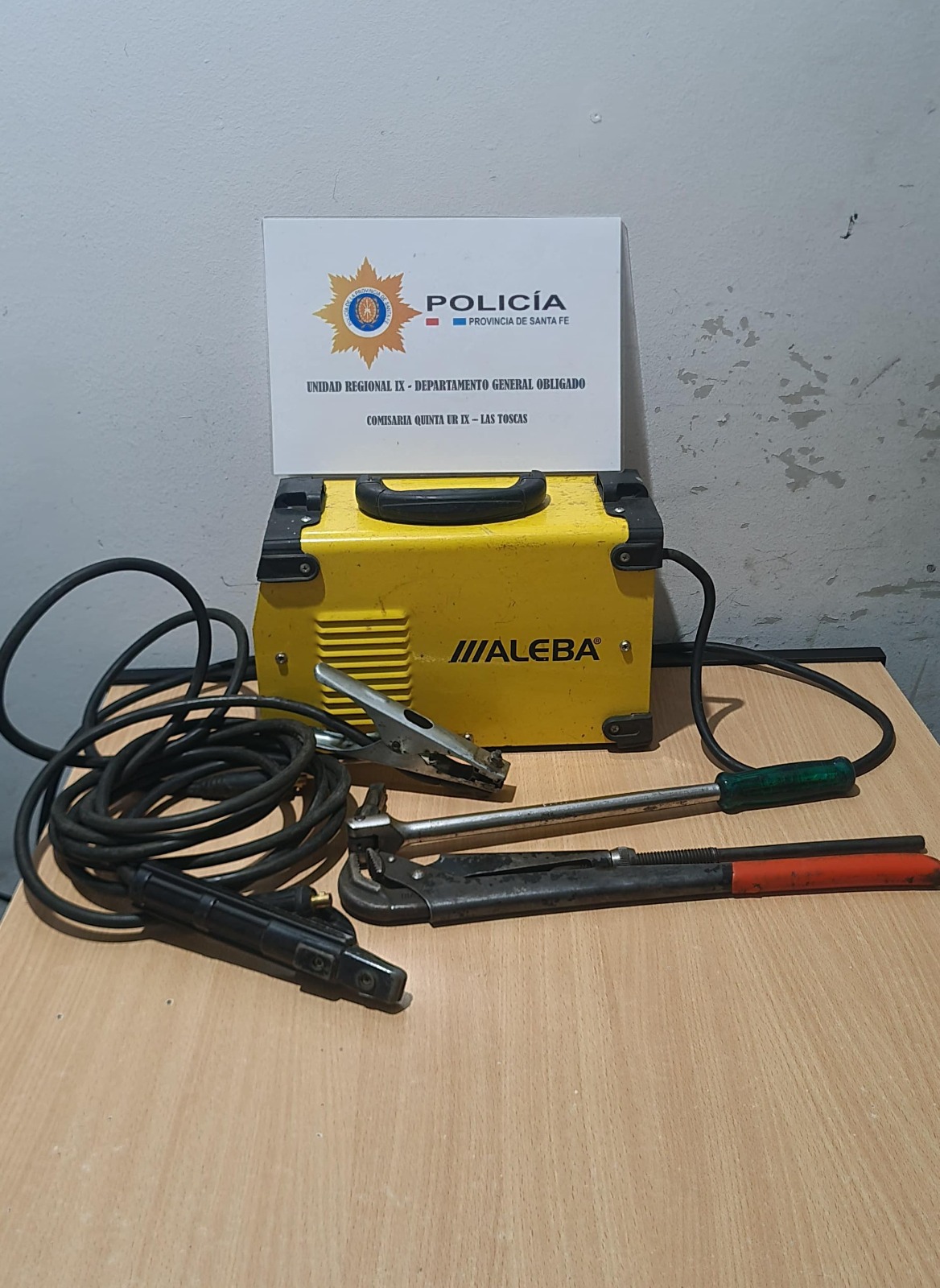 LAS TOSCAS: La policía  esclareció un robo calificado cometido por un masculino quien aún está fugado.