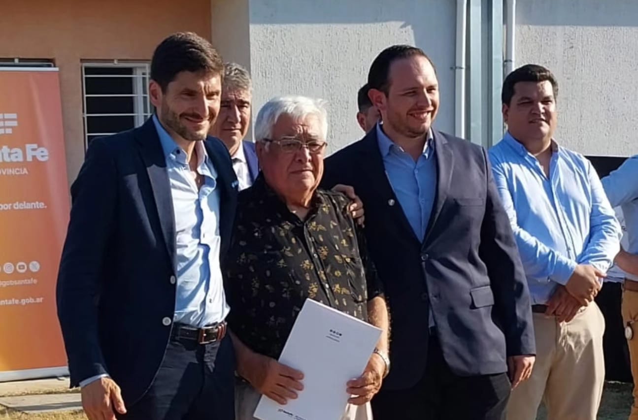 VILLA OCAMPO: EL INTENDENTE ACOMPAÑÓ AL GOBERNADOR EN LA ENTREGA DE ESCRITURAS DE VIVIENDAS
