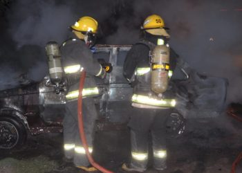LAS TOSCAS: UN AUTO SE PRENDIÓ FUEGO Y SUFRIO PERDIDAS TOTALES.