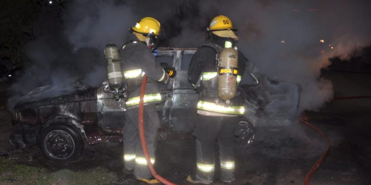 LAS TOSCAS: UN AUTO SE PRENDIÓ FUEGO Y SUFRIO PERDIDAS TOTALES.