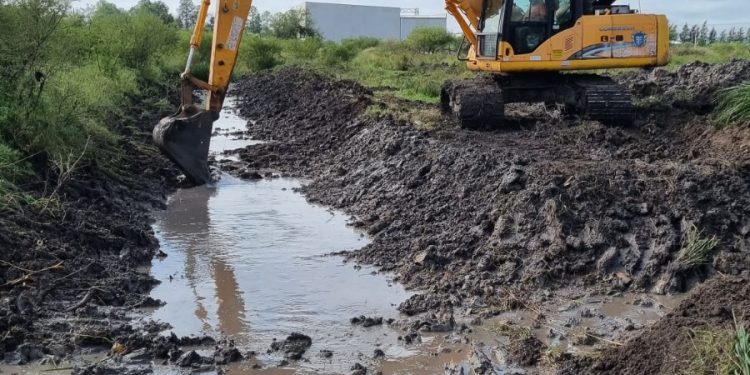 VILLA OCAMPO: TRABAJOS DE LIMPIEZA DE DESAGÜES PLUVIALES