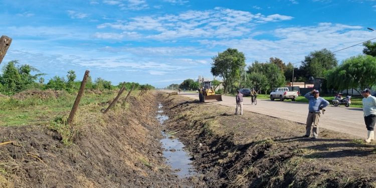 VILLA OCAMPO: TRABAJOS DE LIMPIEZA EN EL COLECTOR PLUVIAL DE AV. INDEPENDENCIA NACIONAL