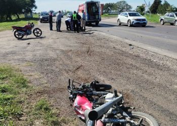 Violento choque entre una Pick-up Berlingo y una motocicleta en la ruta nacional 11, jurisdicción de Tacuarendí, motociclista con serias lesiones en el hospital.