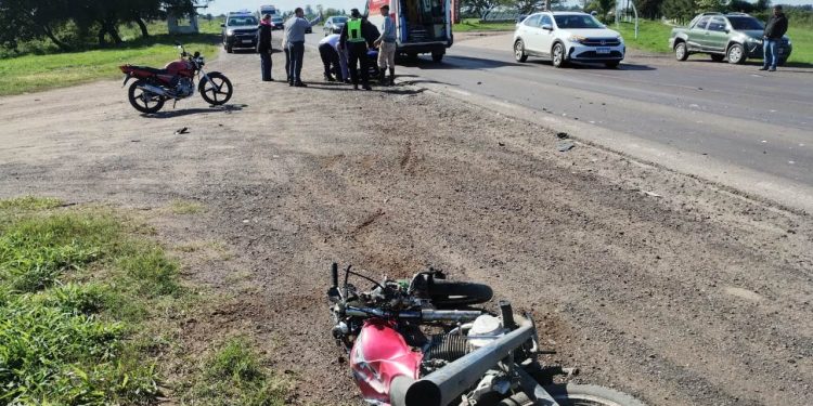 Violento choque entre una Pick-up Berlingo y una motocicleta en la ruta nacional 11, jurisdicción de Tacuarendí, motociclista con serias lesiones en el hospital.