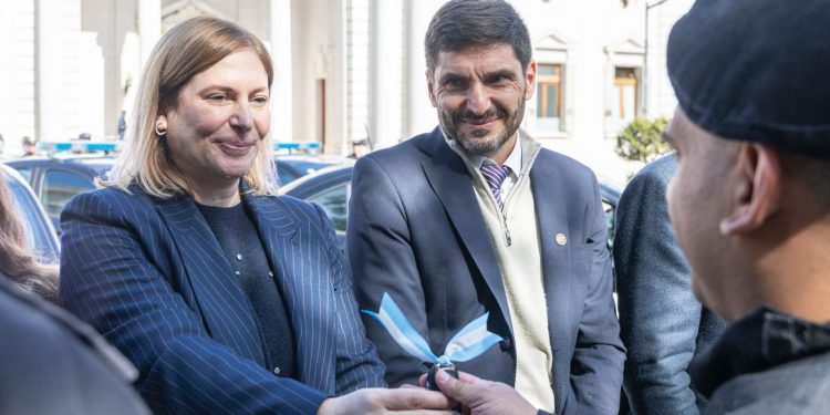 Pullaro encabezó la entrega de más patrulleros inteligentes para la Policía