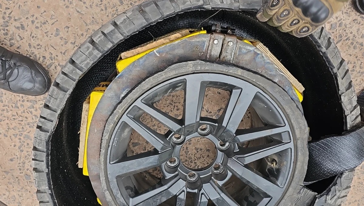 Encontraron más de 50 kilos de cocaína dentro de las ruedas de una camioneta.
