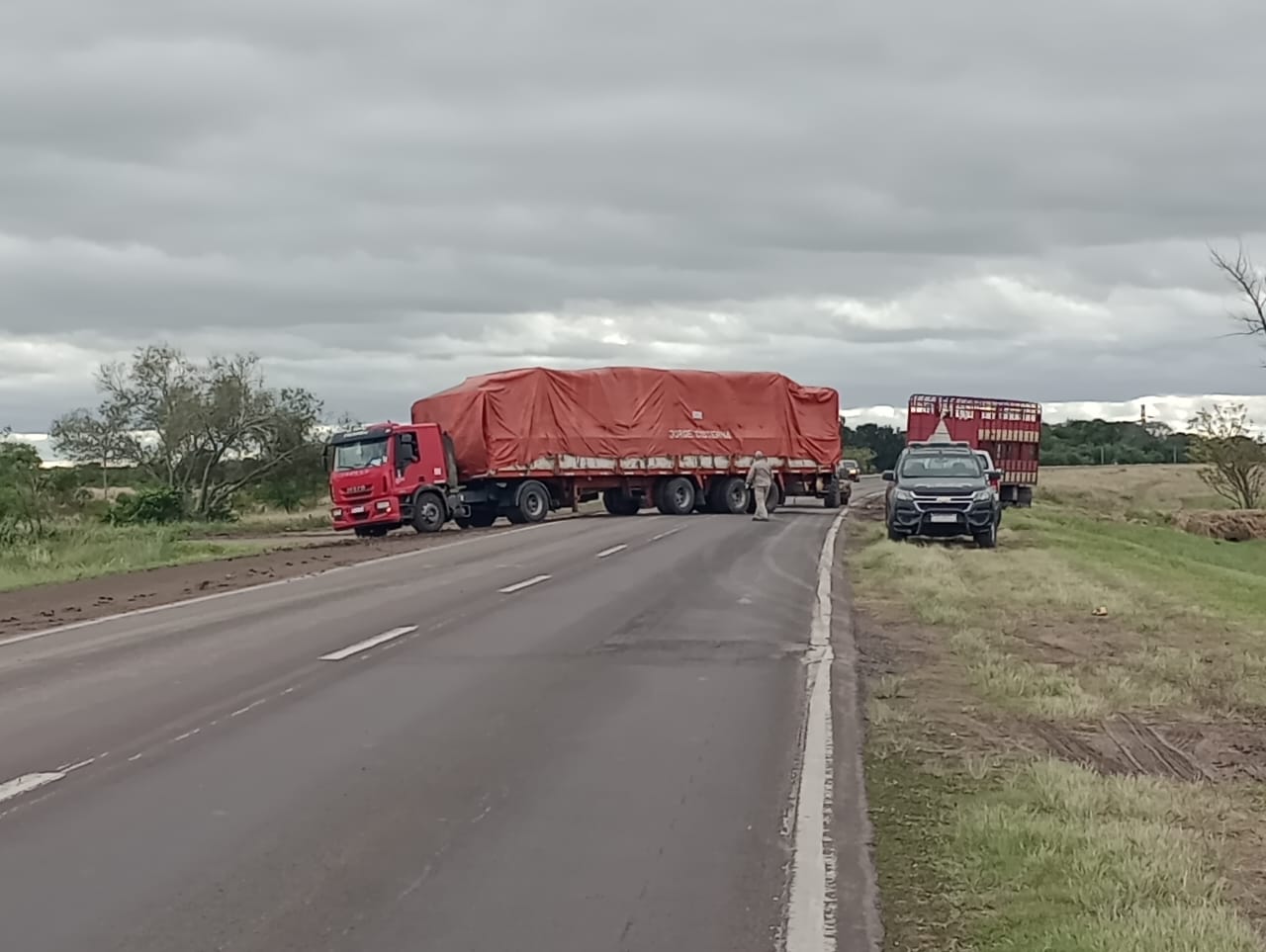 Un camión quiso estacionar en la banquina y por el barro se deslizó a la cuneta en la ruta nacional 11, jurisdicción de Tacuarendí.