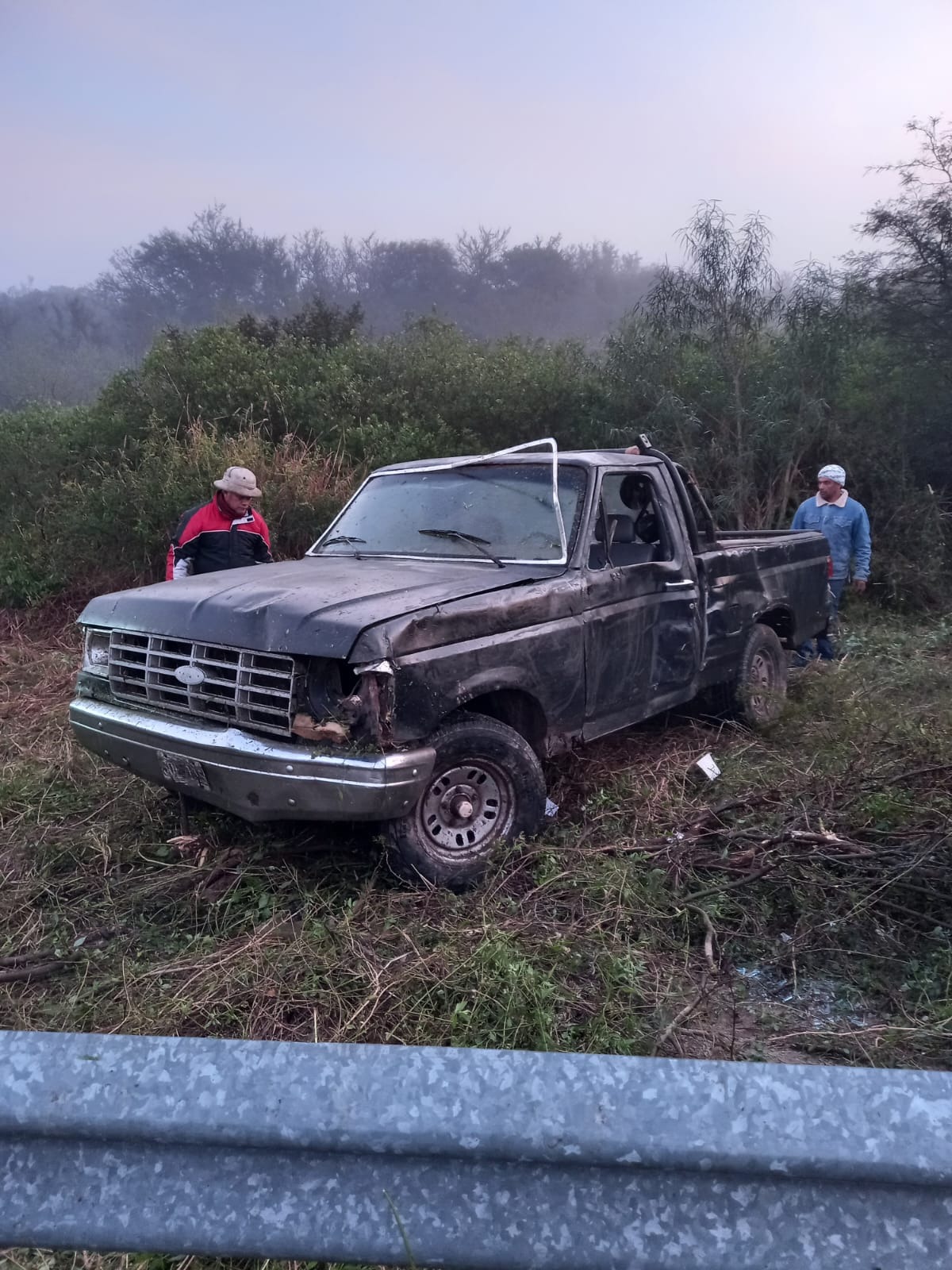 INGENIERO CHANOURDIE: DESPISTE Y VUELCO DE UNA CAMIONETA CON ACOPLADO.
