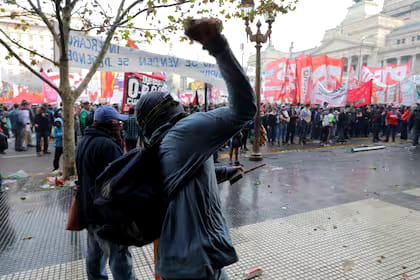 El Gobierno felicitó a las fuerzas de seguridad y denunció que “grupos terroristas” intentaron un “golpe de Estado”