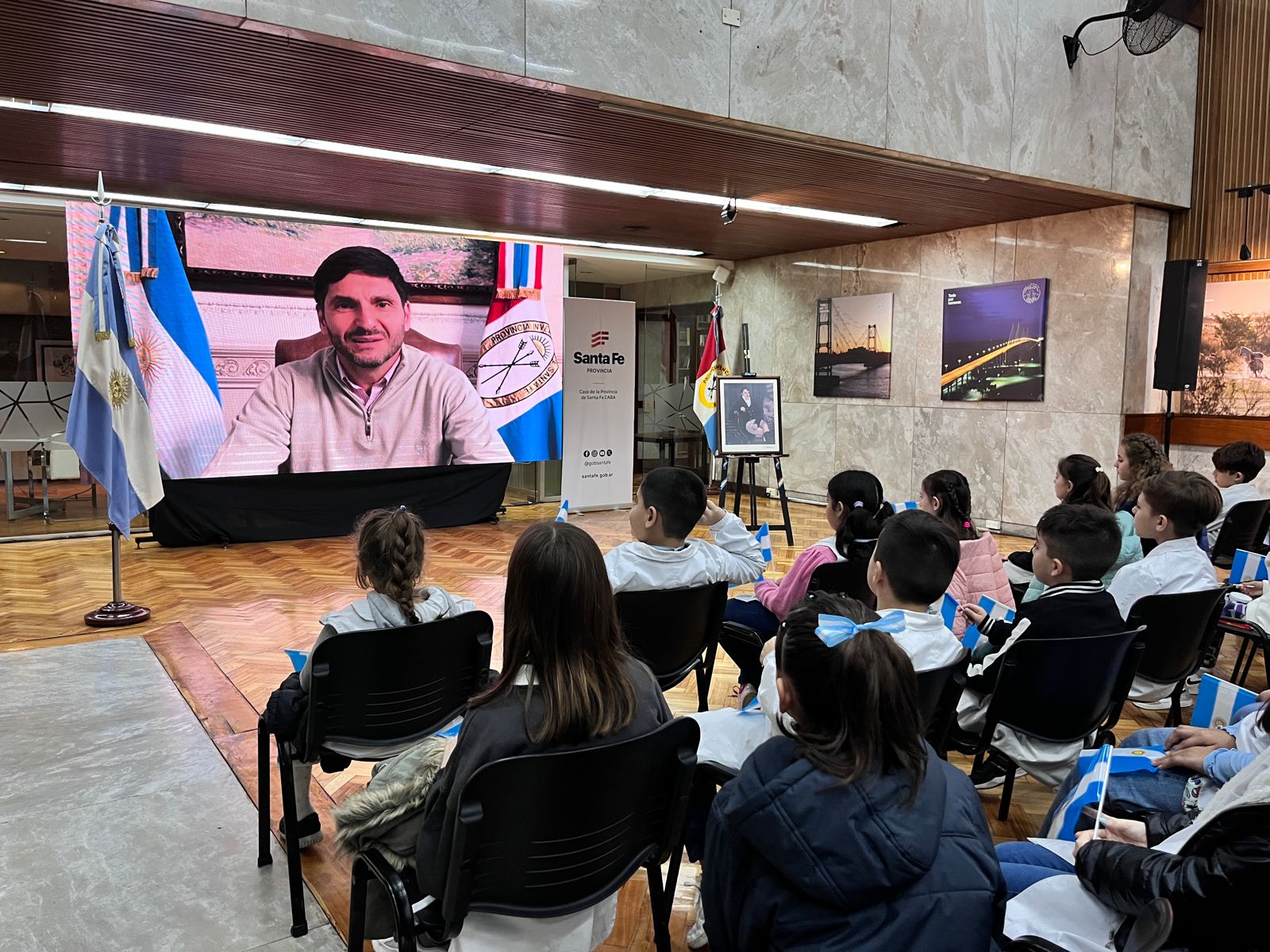 Alumnos porteños juraron lealtad a la Bandera en la Casa de Santa Fe en Buenos Aires