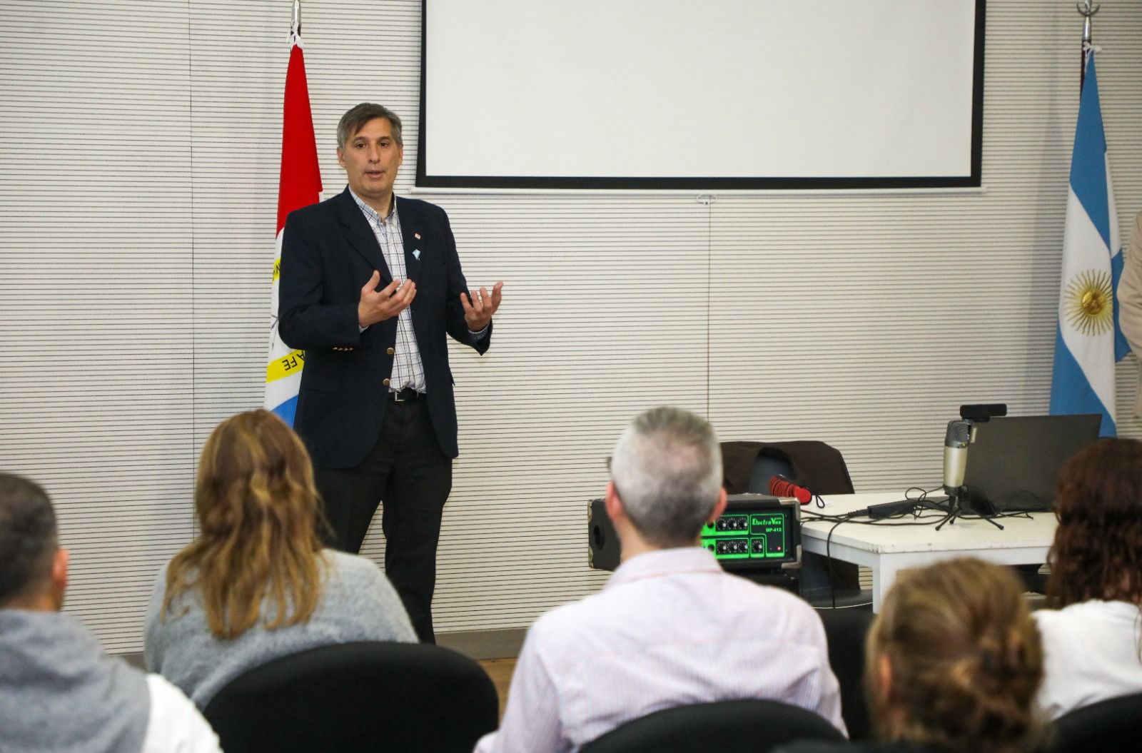 Provincia busca hacer más eficiente la compra de medicamentos e insumos