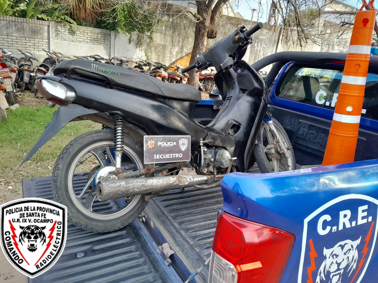 VILLA OCAMPO: DOS MENORES HACIENDO MANIOBRAS PELIGROSAS EN MEDIO DE LA PLAZA BELGRANO, FUERON DETENIDOS POR LA POLICIA.