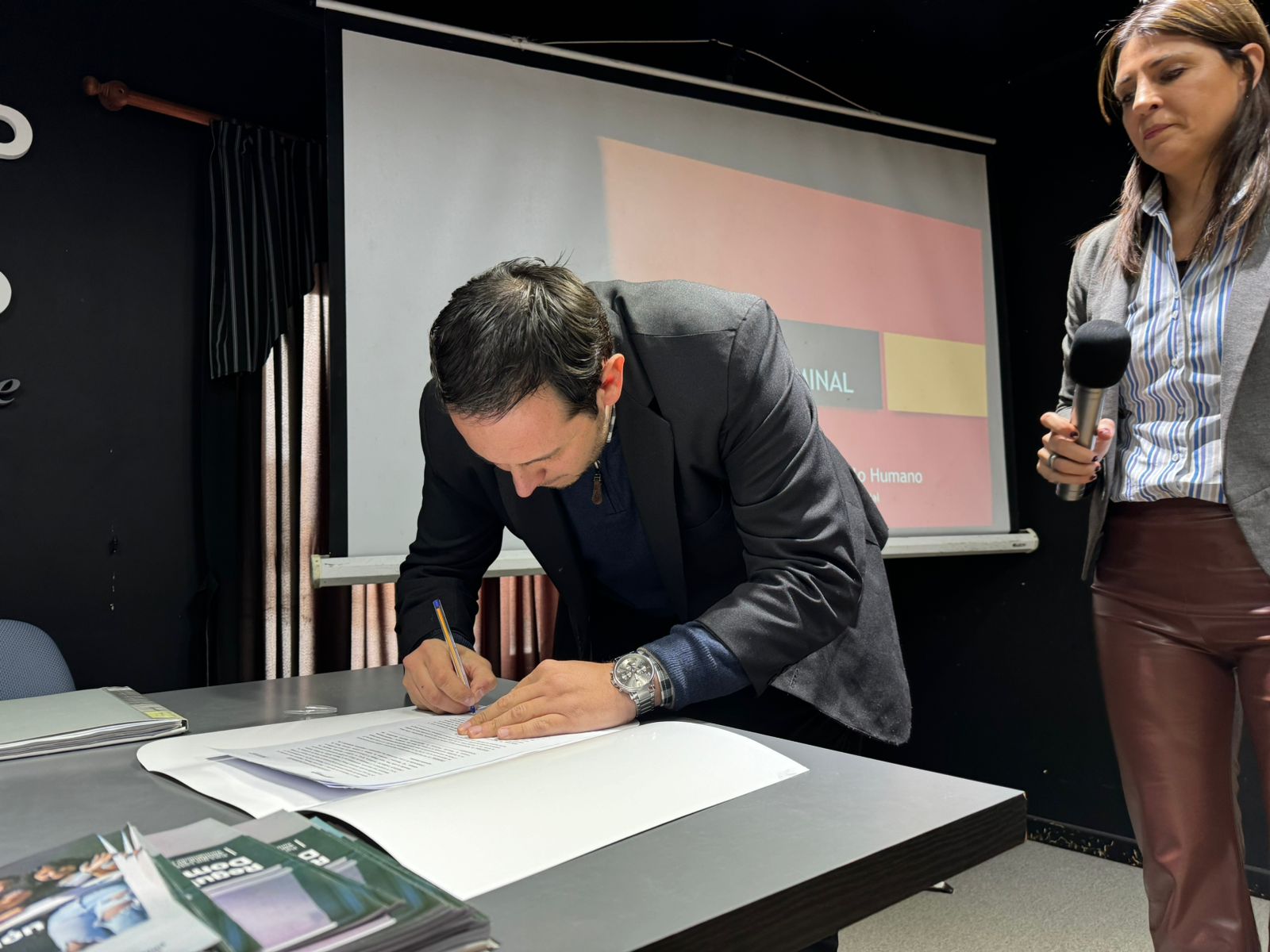 FIRMA DE CONVENIOS DE REGULARIZACIÓN DOMINIAL EN VILLA OCAMPO