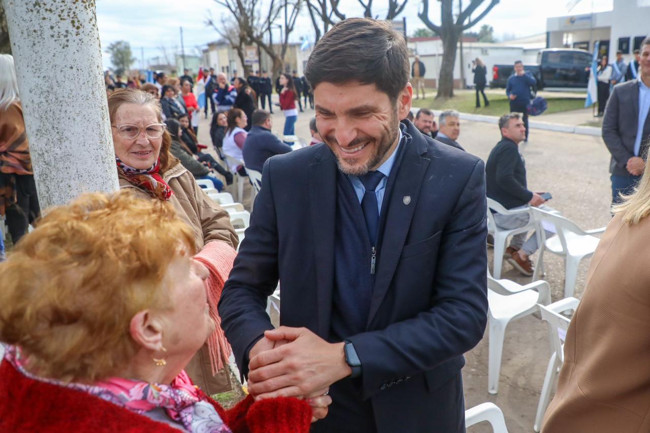 Pullaro entregó aportes y anunció un centro de entrenamiento para los bomberos en Galvez
