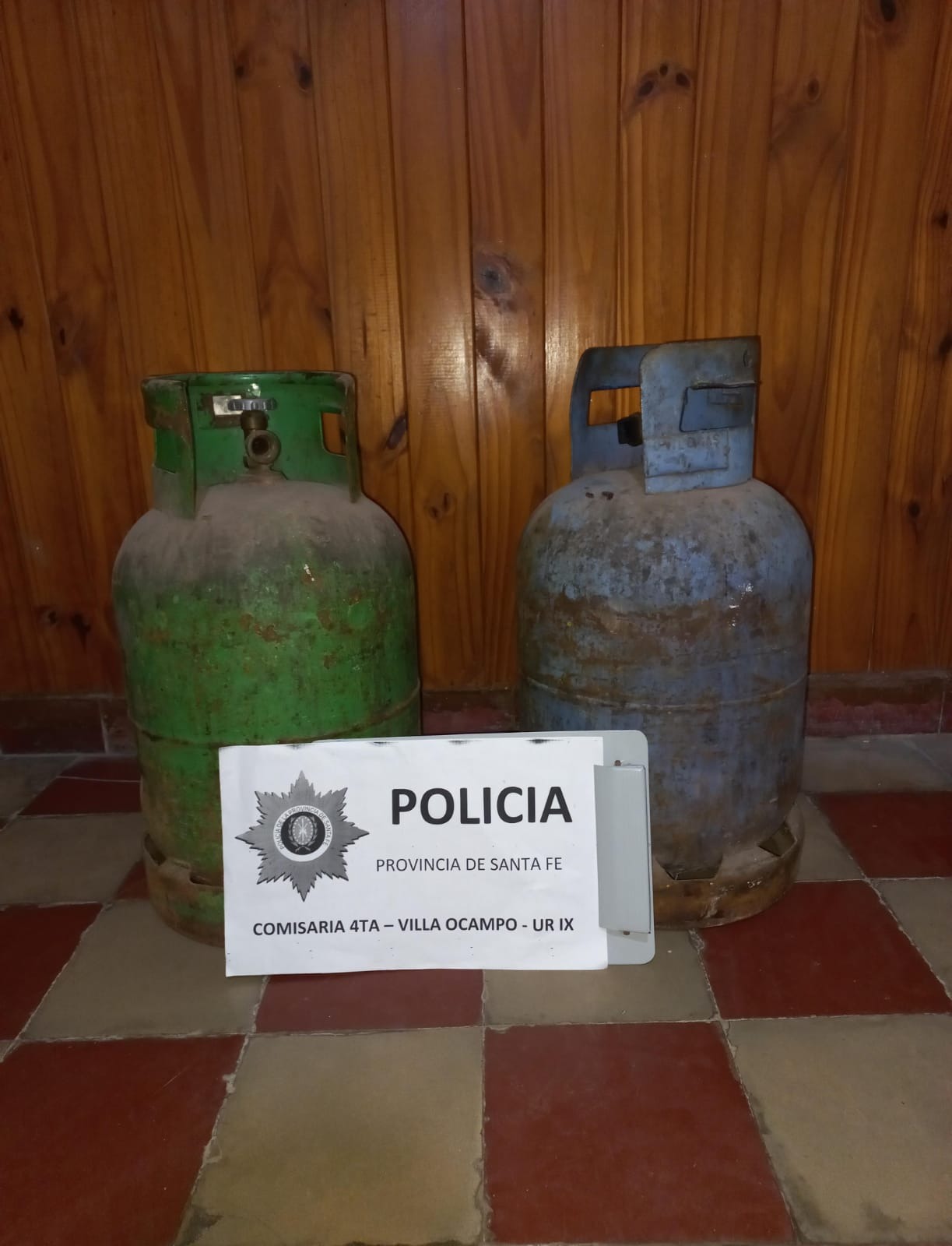 VILLA OCAMPO: LA POLICIA RECUPERO DOS GARRAFAS QUE FUERON ROBADAS.