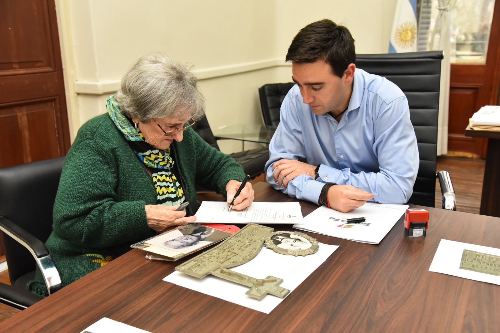 Provincia devuelve placas de bronce que habían sido sustraídas de cementerios