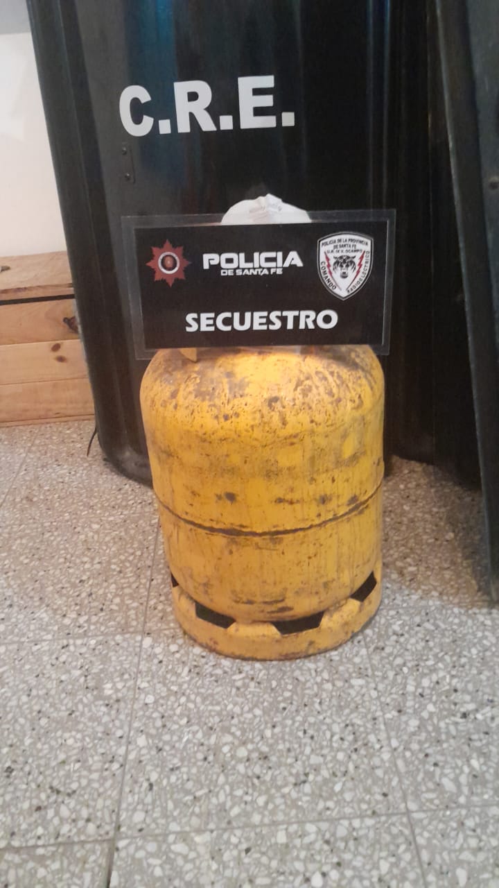 VILLA OCAMPO: La policía detuvo a un individuo que estaba robando un tubo de gas de 10 kilos.
