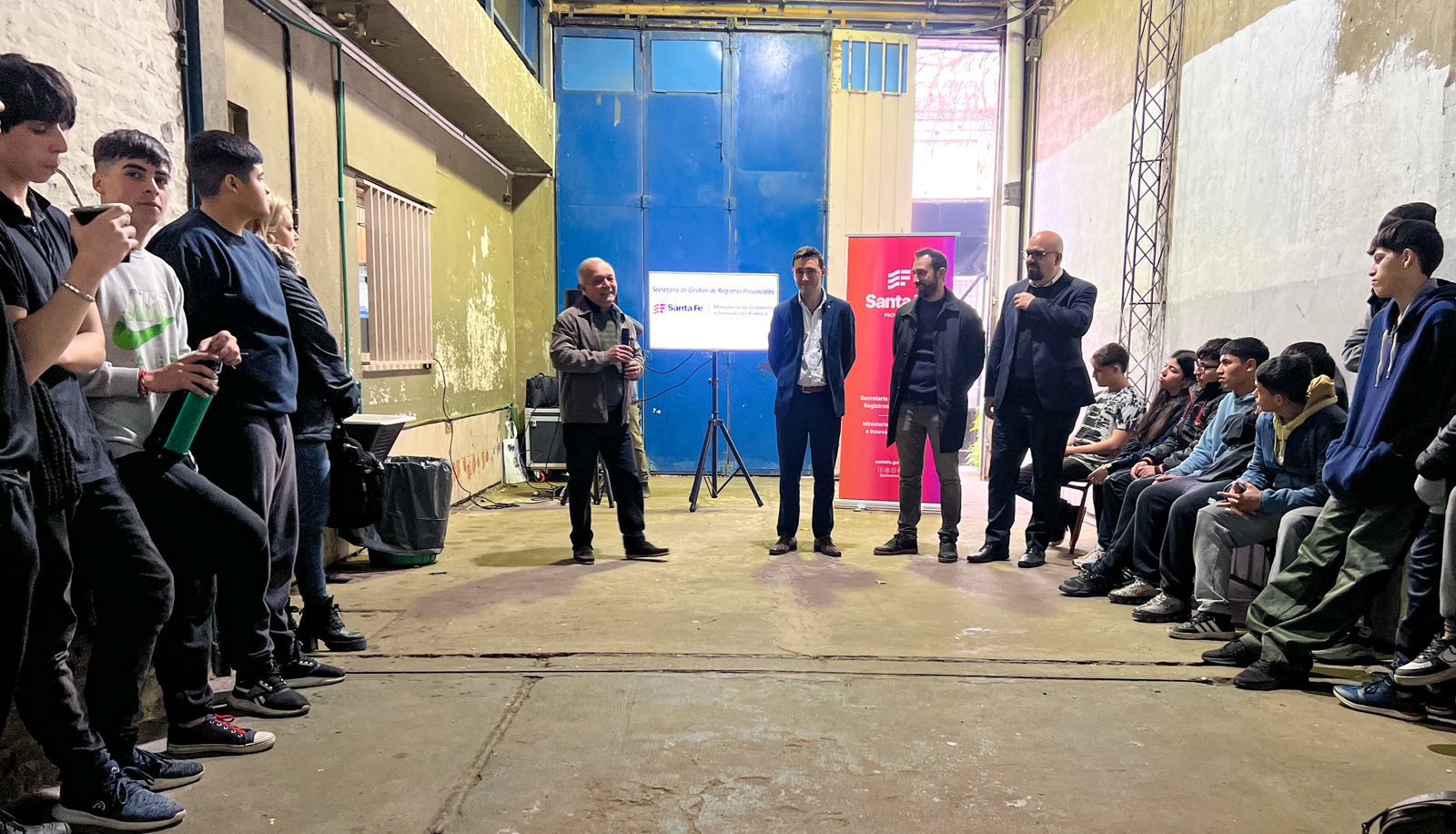 Provincia donó cuatro motos y dos autos a la Escuela Técnica Naval Nº 697 de Rosario