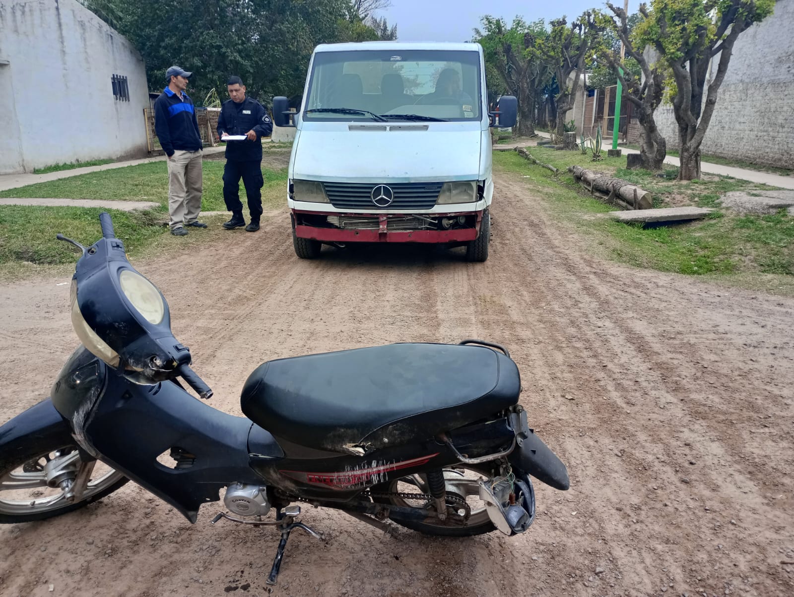 LAS TOSCAS: Accidente de tránsito entre moto y camioneta trafic.