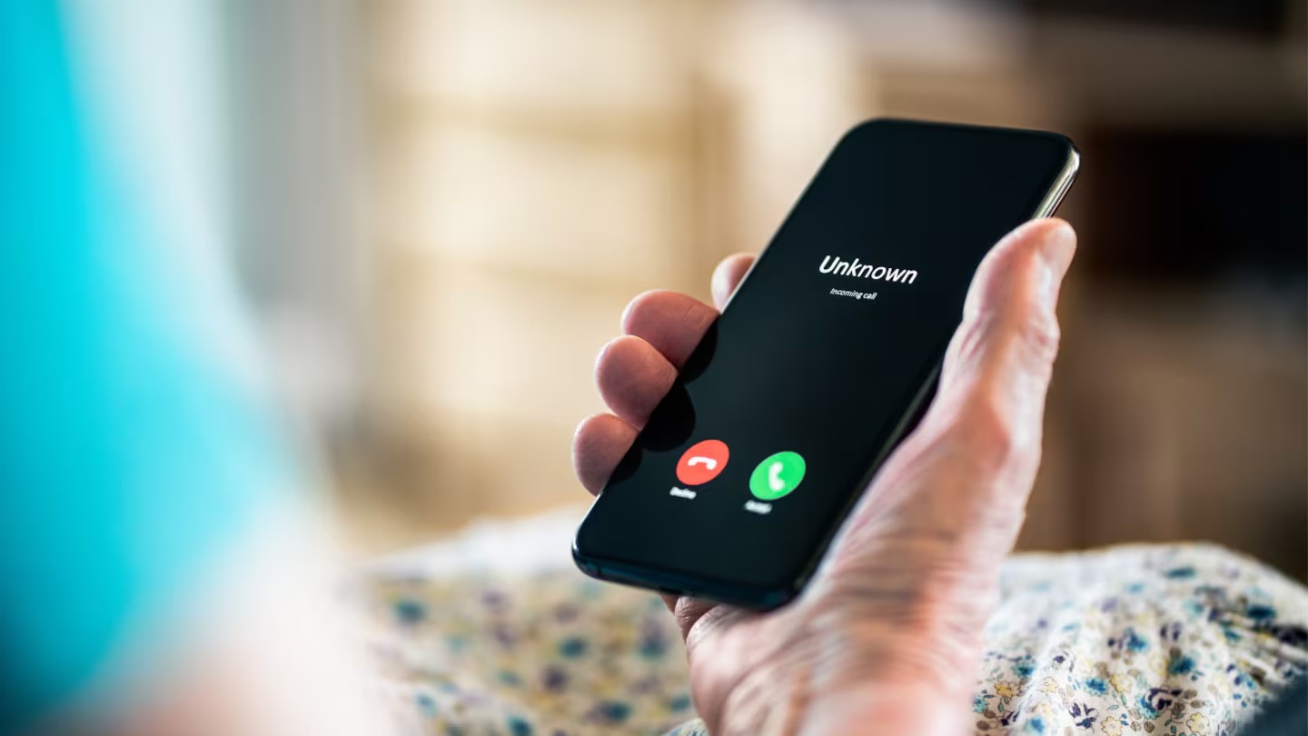¿Te llaman, no responden y cuelgan? Así funciona robocalling, la nueva estafa para vaciar tu cuenta bancaria