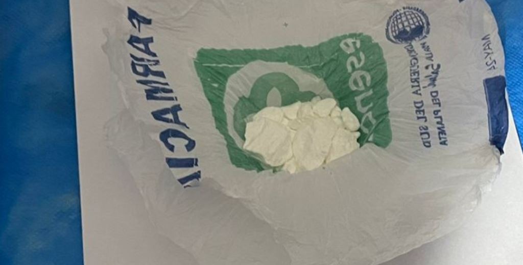 Villa Ocampo: La policía Federal detuvo en a un masculino por tenencia y tráfico de cocaína, en un allanamiento ordenado por el Juez Alurralde.