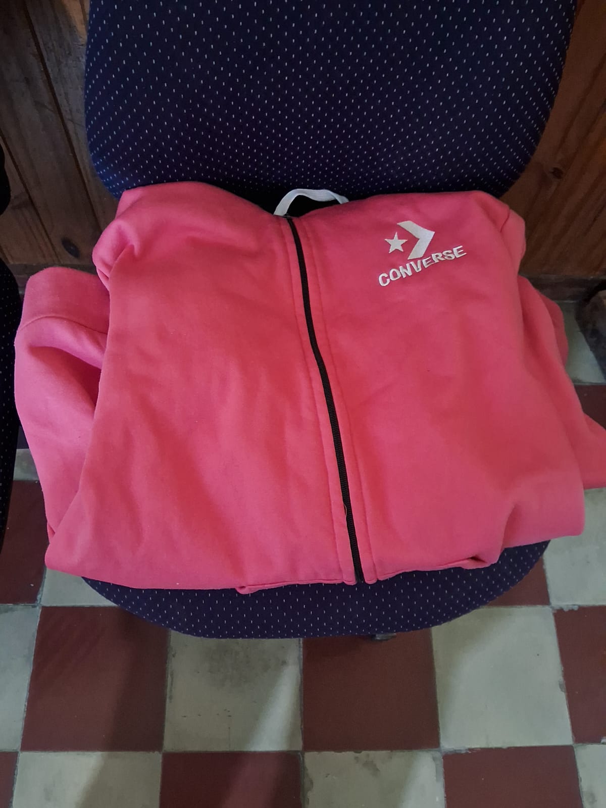 VILLA OCAMPO: Robaron una campera del patio de su casa.