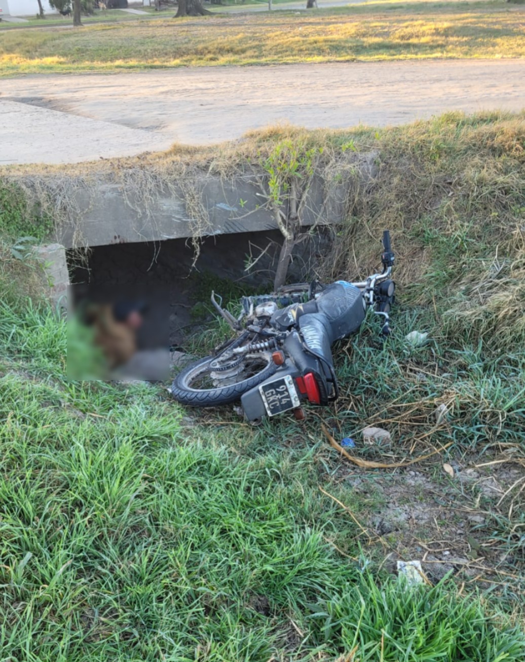 Un motociclista de 29 años de edad de Malabrigo, perdió el control de su vehículo y terminó debajo de la alcantarilla