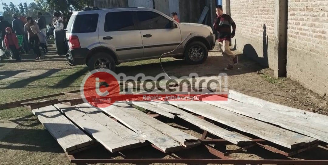 LANTERI: Se desplomó una precaria tribuna en el Club Argentino de Lanteri, mientras se jugaba la Liga Norteña de Fútbol, una mujer lesionada.