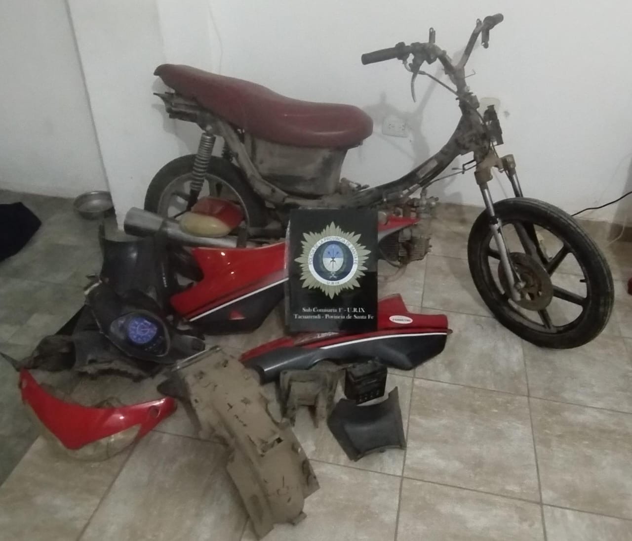 LAS TOSCAS: Recuperan una moto que fue robada por un meno que la estaba desarmando.