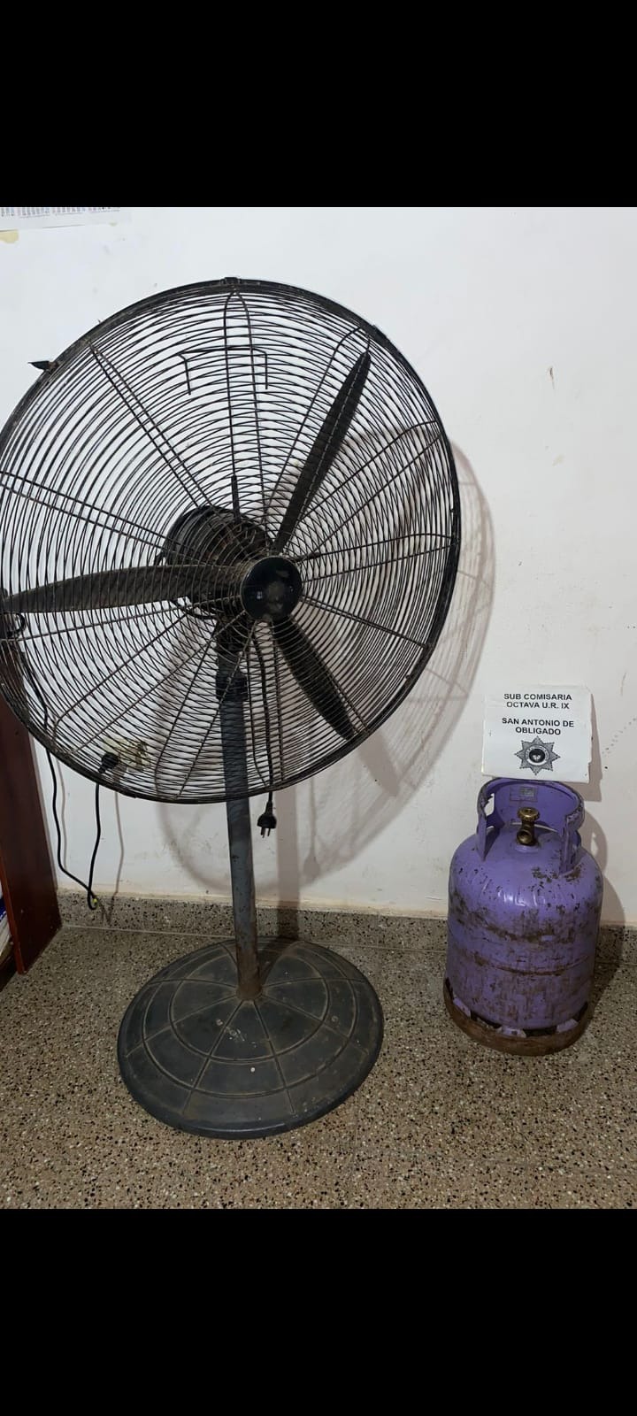 SAN ANTONIO DE OBLIGADO: Un masculino acompañado de dos menores de edad, robaron en un domicilio           